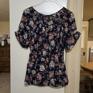 Sara Michele floral top with cute flutter sleeves size small in great condition